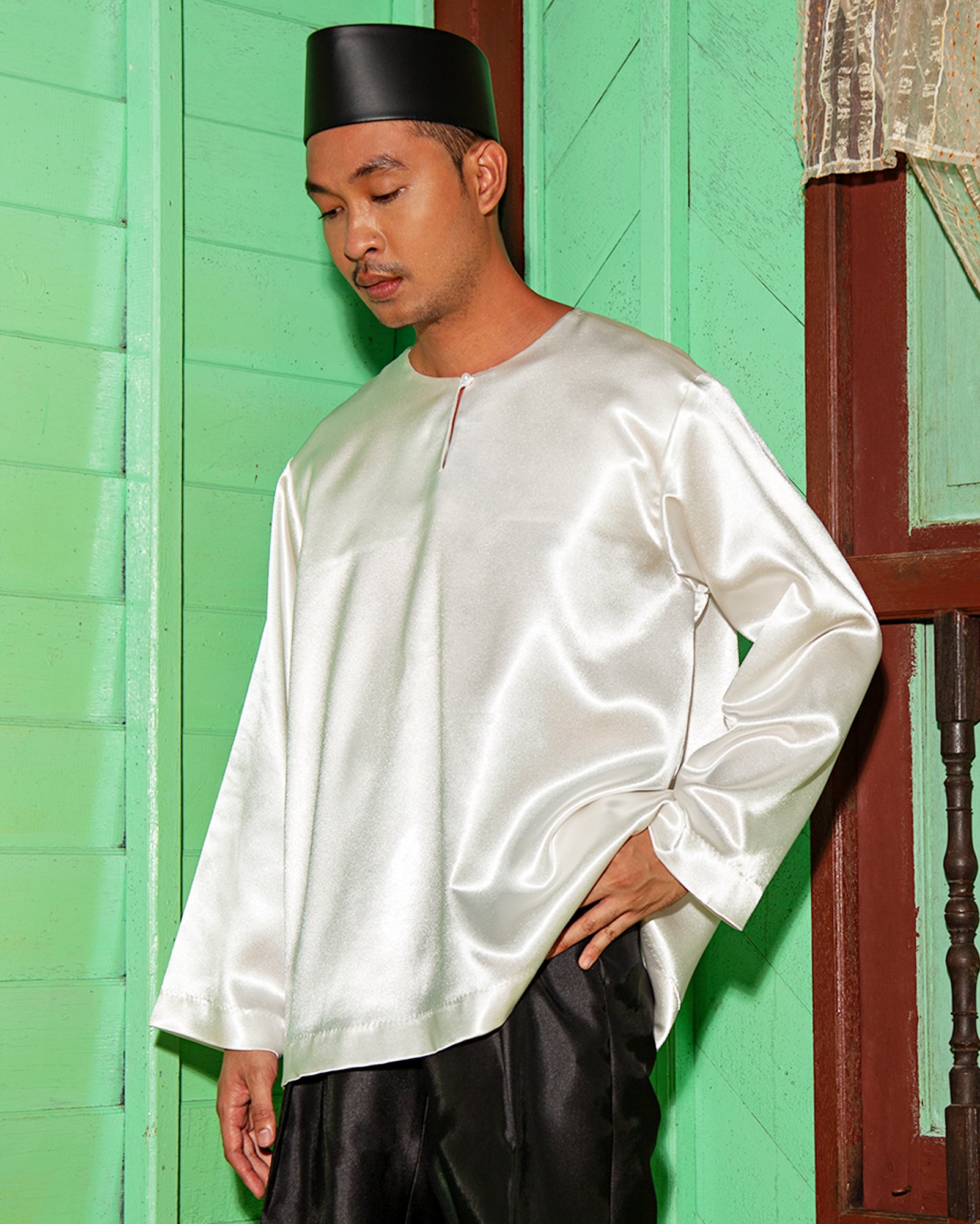 Baju Satin Butang Mutiara (White)